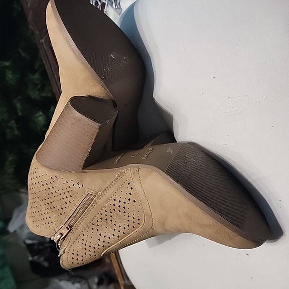 MANDEN Girl Booties size 9 color tan - Picture 10 of 11
